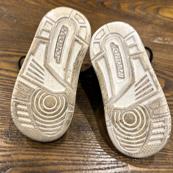 Kids Jordan shoes - Picture 4 of 6